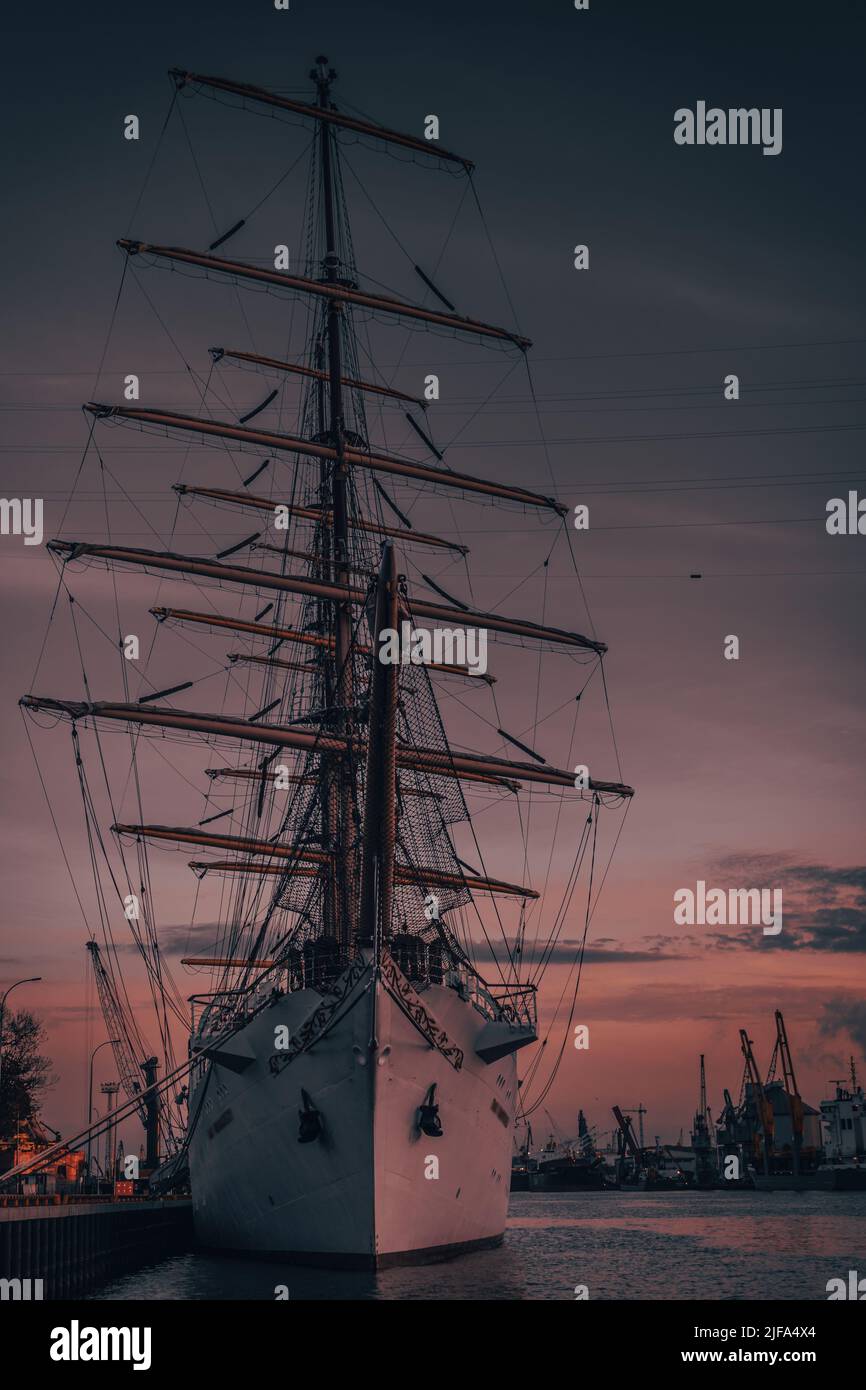 Segelschiff dar mlodziezy im Hafen von danzig Stockfoto