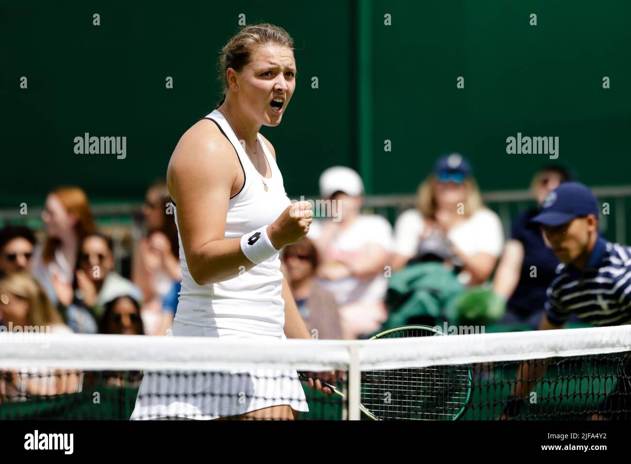 London, Großbritannien, 1.. Juli 2022: Jule Niemeier aus Deutschland während der Wimbledon Tennis Championships 2022 im All England Lawn Tennis and Croquet Club in London. Kredit: Frank Molter/Alamy Live Nachrichten Stockfoto