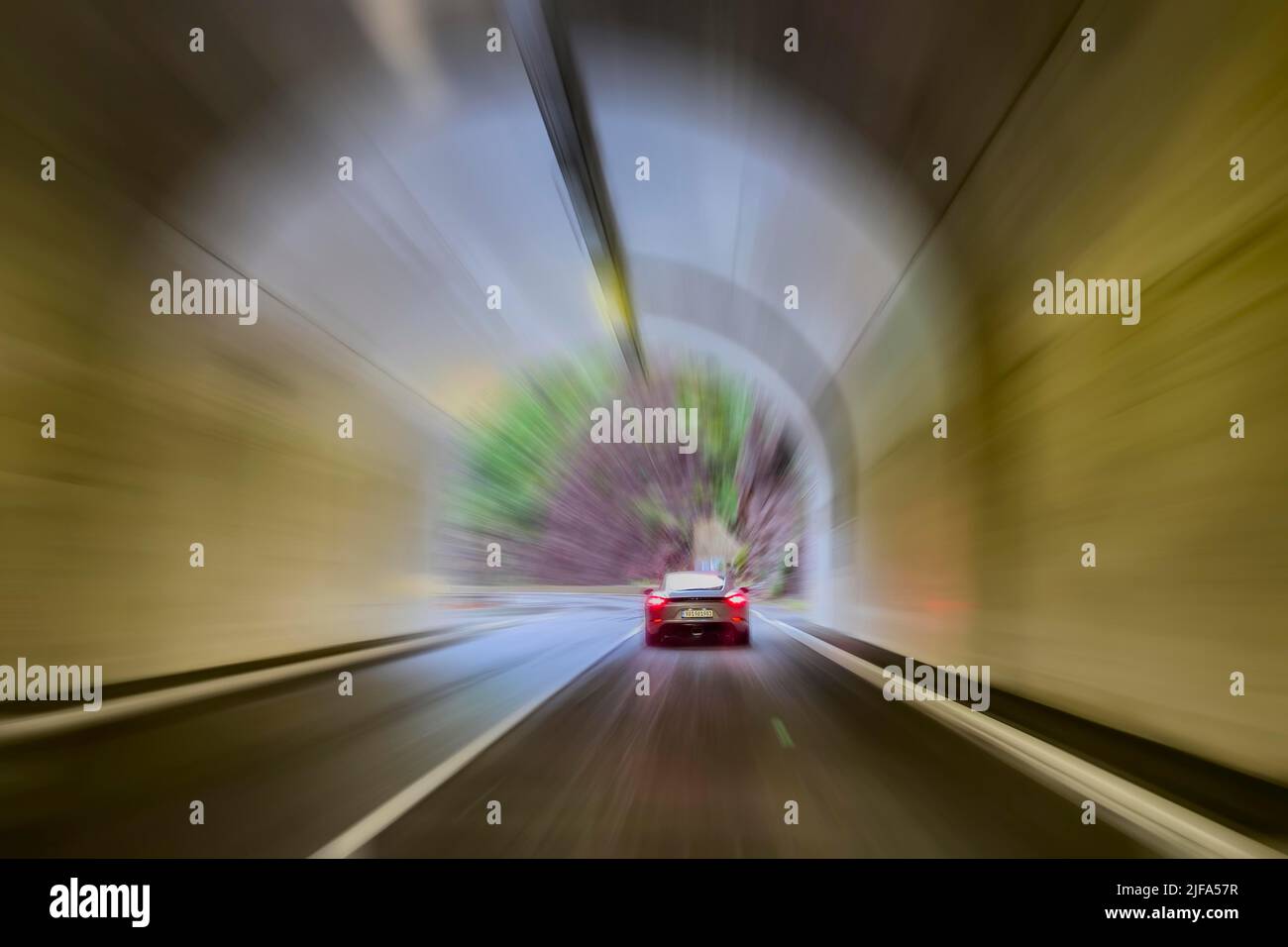Rasenden Autofahrer in Sportwagen Geschwindigkeiten durch Tunnel, Frankreich Stockfoto