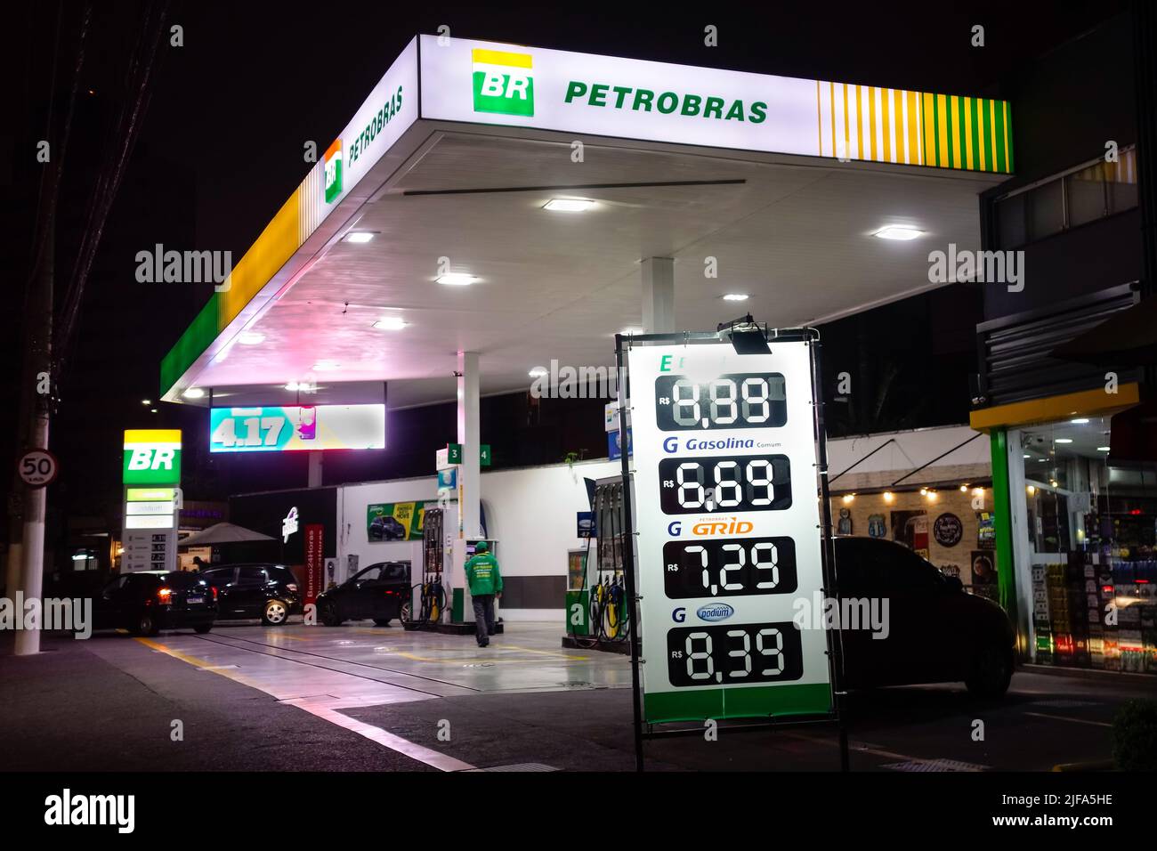 Sao Paulo, Brasilien: Ölgesellschaft und Tankstelle Petrobras BR. Hohe Inflationspreise Stockfoto