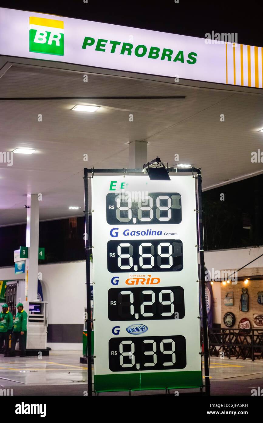 Sao Paulo, Brasilien: Ölgesellschaft und Tankstelle Petrobras BR. Hohe Inflationspreise Stockfoto