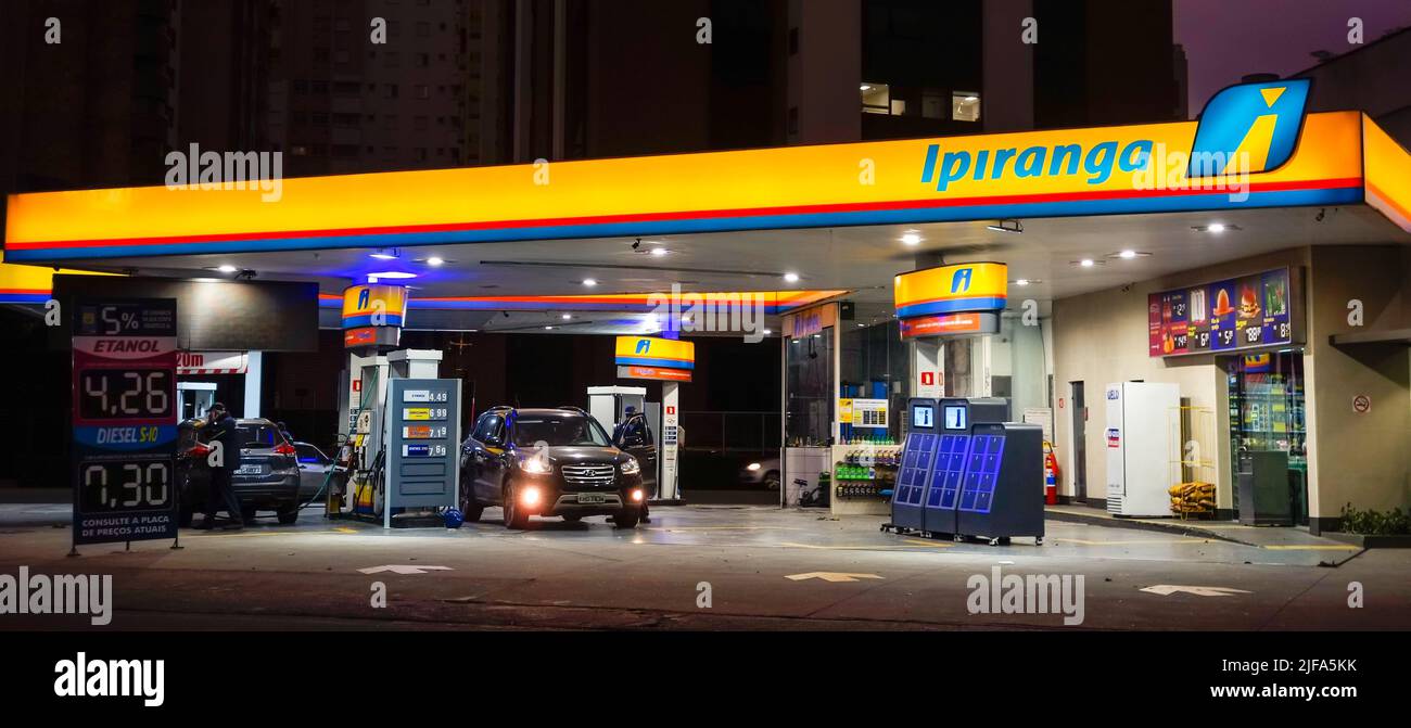 Sao Paulo, Brasilien: brasilianische Ölgesellschaft und Tankstelle Ipiranga. Nachts Stockfoto