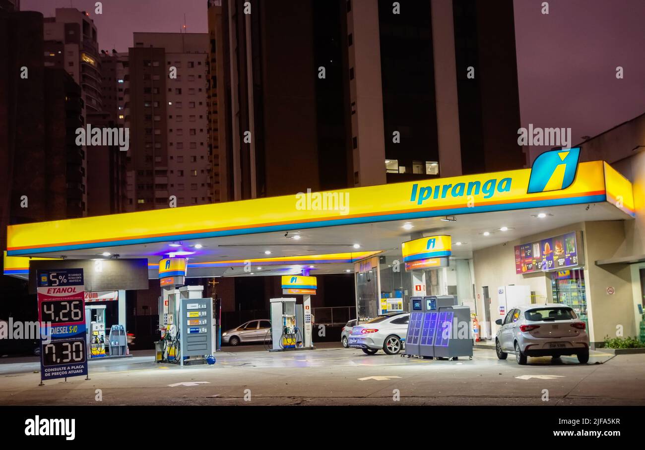 Sao Paulo, Brasilien: brasilianische Ölgesellschaft und Tankstelle Ipiranga. Nachts Stockfoto