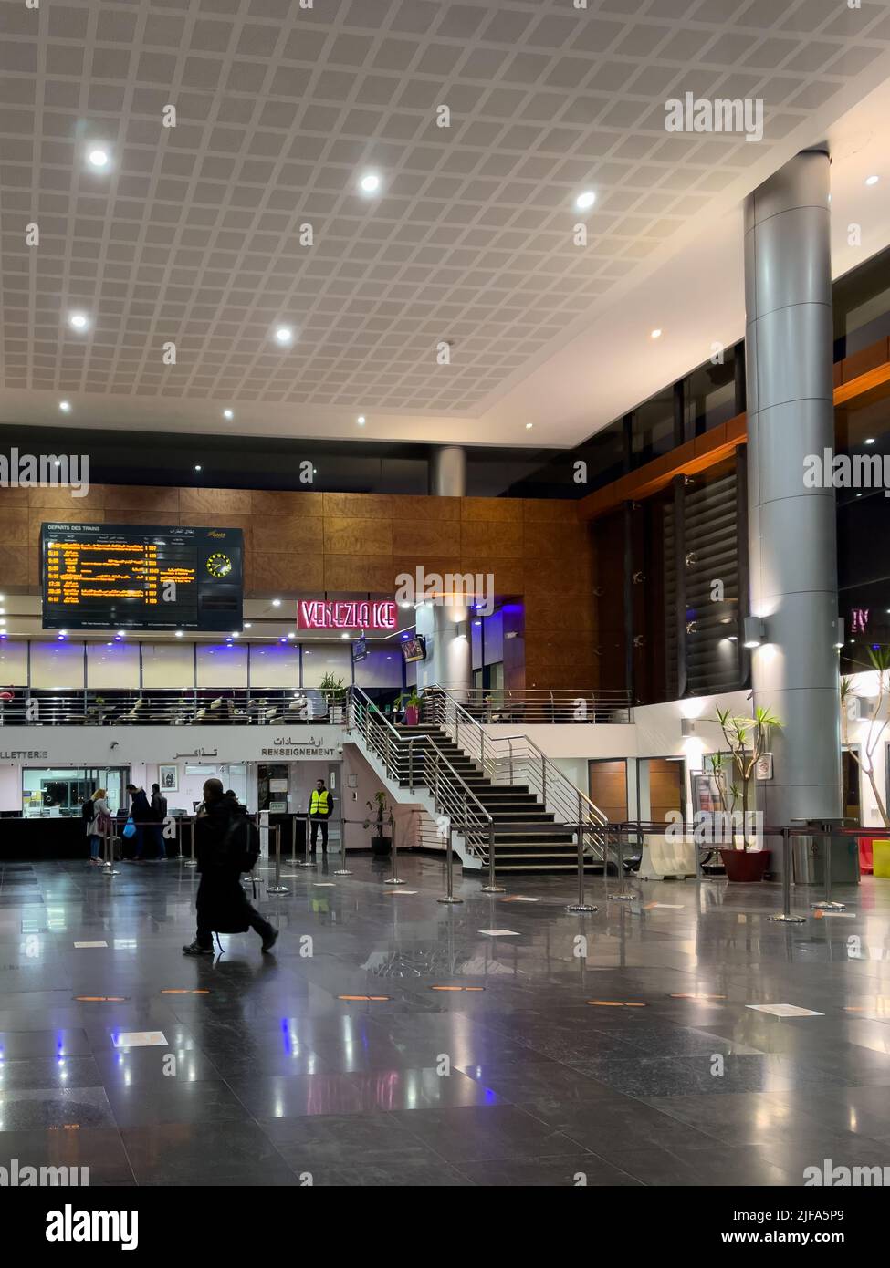 Das Innere des Hauptbahnhofs in Nador Stockfoto