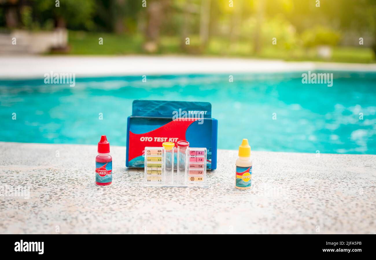 Kit zum Testen von Poolwasser. Wassertest-Kit für Schwimmbäder, Chlor- und ph-Analysator-Kit für Pools, pH- und Chlor-Tester für Poolwasser, Oto und Stockfoto