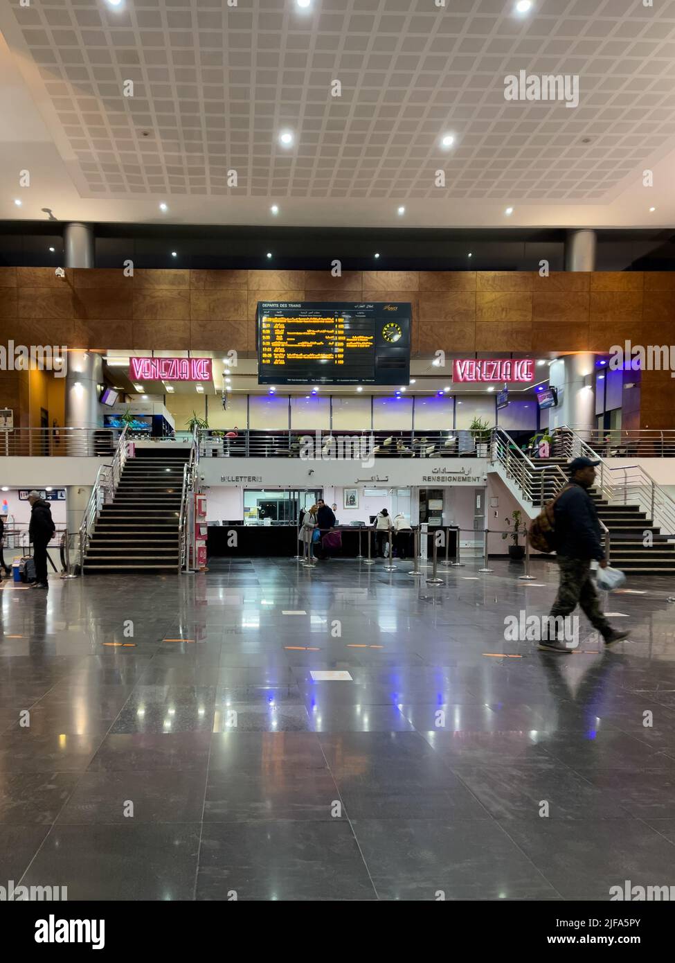 Das Innere des Hauptbahnhofs in Nador Stockfoto