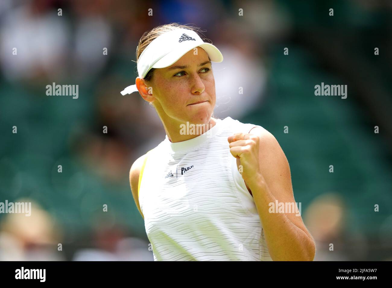 Kaja Juvan feiert einen Punkt während ihres dritten Spiels gegen die britische Heather Watson am fünften Tag der Wimbledon Championships 2022 im All England Lawn Tennis and Croquet Club in Wimbledon. Bilddatum: Freitag, 1. Juli 2022. Stockfoto