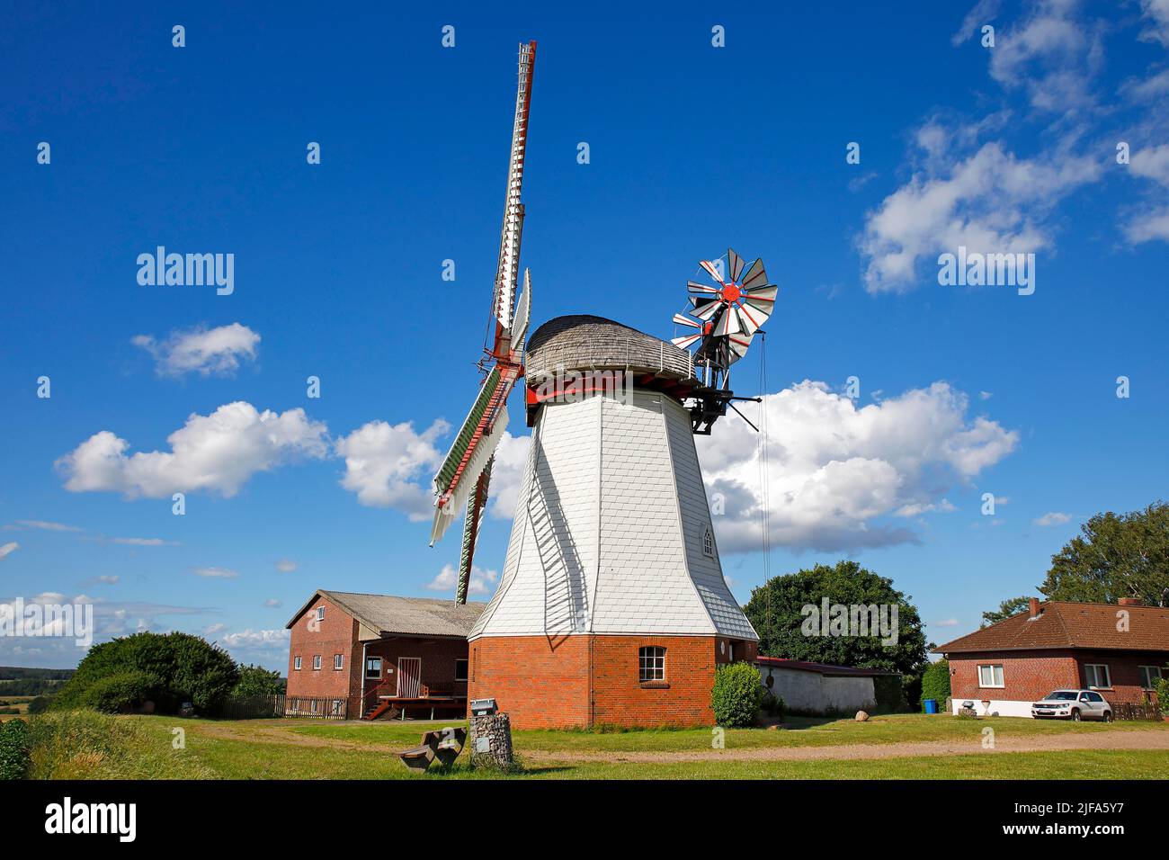 Historische Windmühle Eyendorf von 1897, Typ Erdholländer, Niedersächsische Mühlenstraße, Eyendorf, Niedersachsen, Deutschland Stockfoto