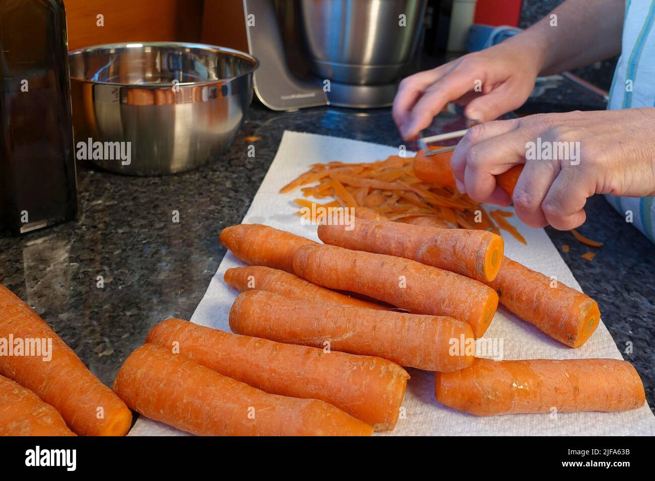 Süddeutsche Küche, Zubereitung Walnusskuchen mit Rote Bete, Rote Beete-Karotte-Nußkuchen, Karotten (Daucus carota subsp. Sativus), Karotte, gelb Stockfoto