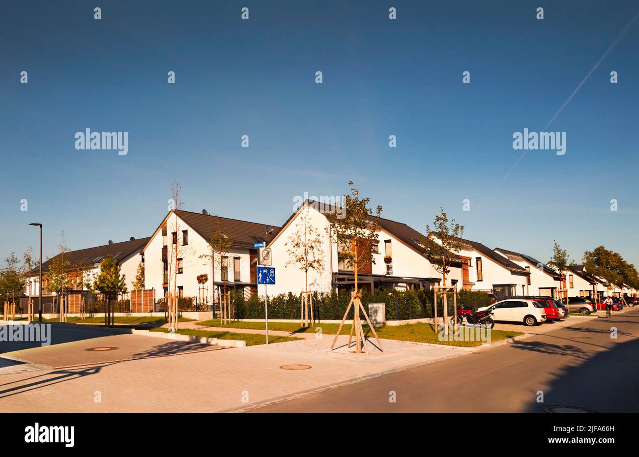 Neue Wohnsiedlung, Einzel- und Mehrfamilienhäuser, Spielstraße, München, Oberbayern, Bayern Stockfoto