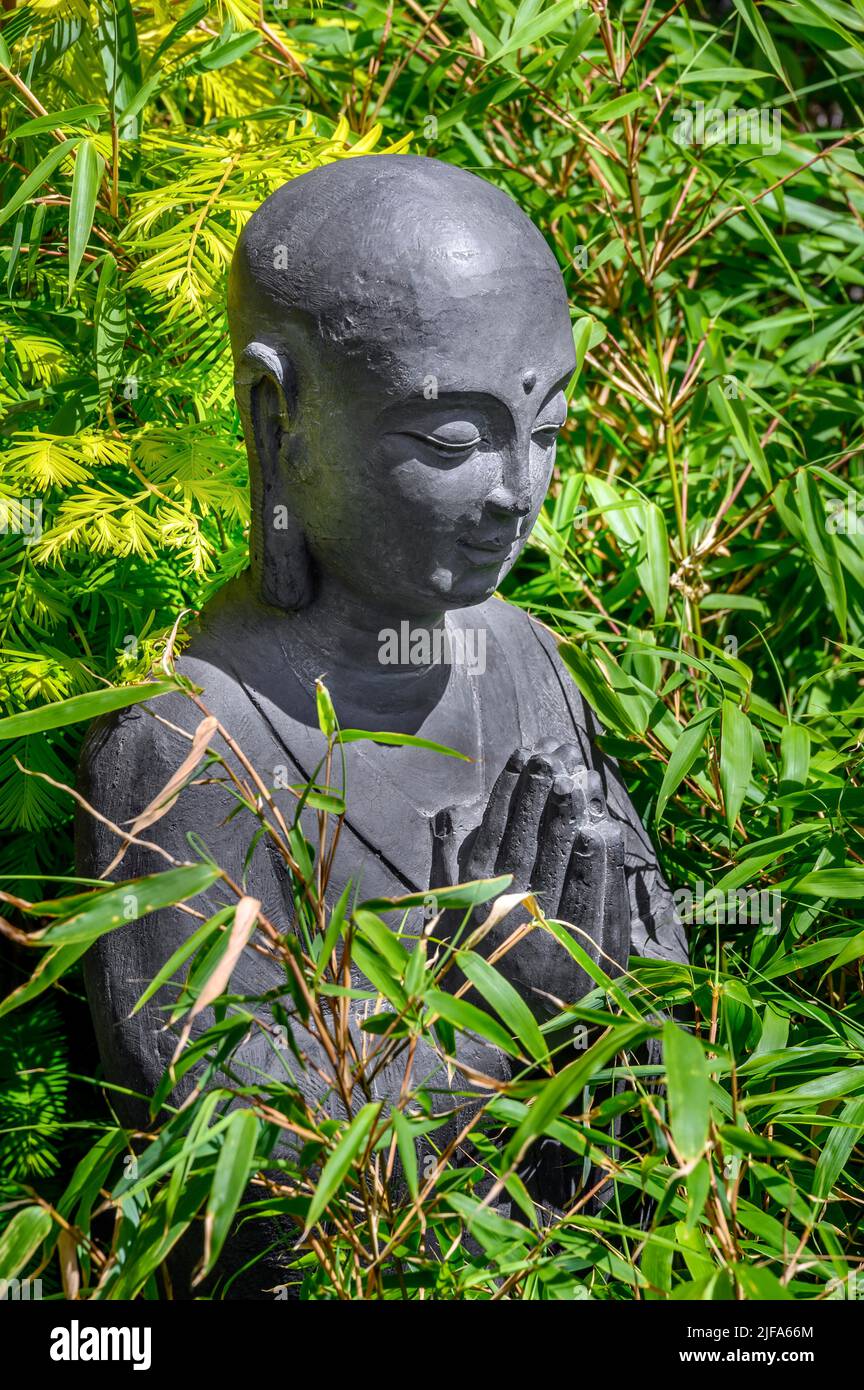 Praying Buddha Figur, Baumarkt, Kempten, Allgäu, Bayern, Deutschland Stockfoto