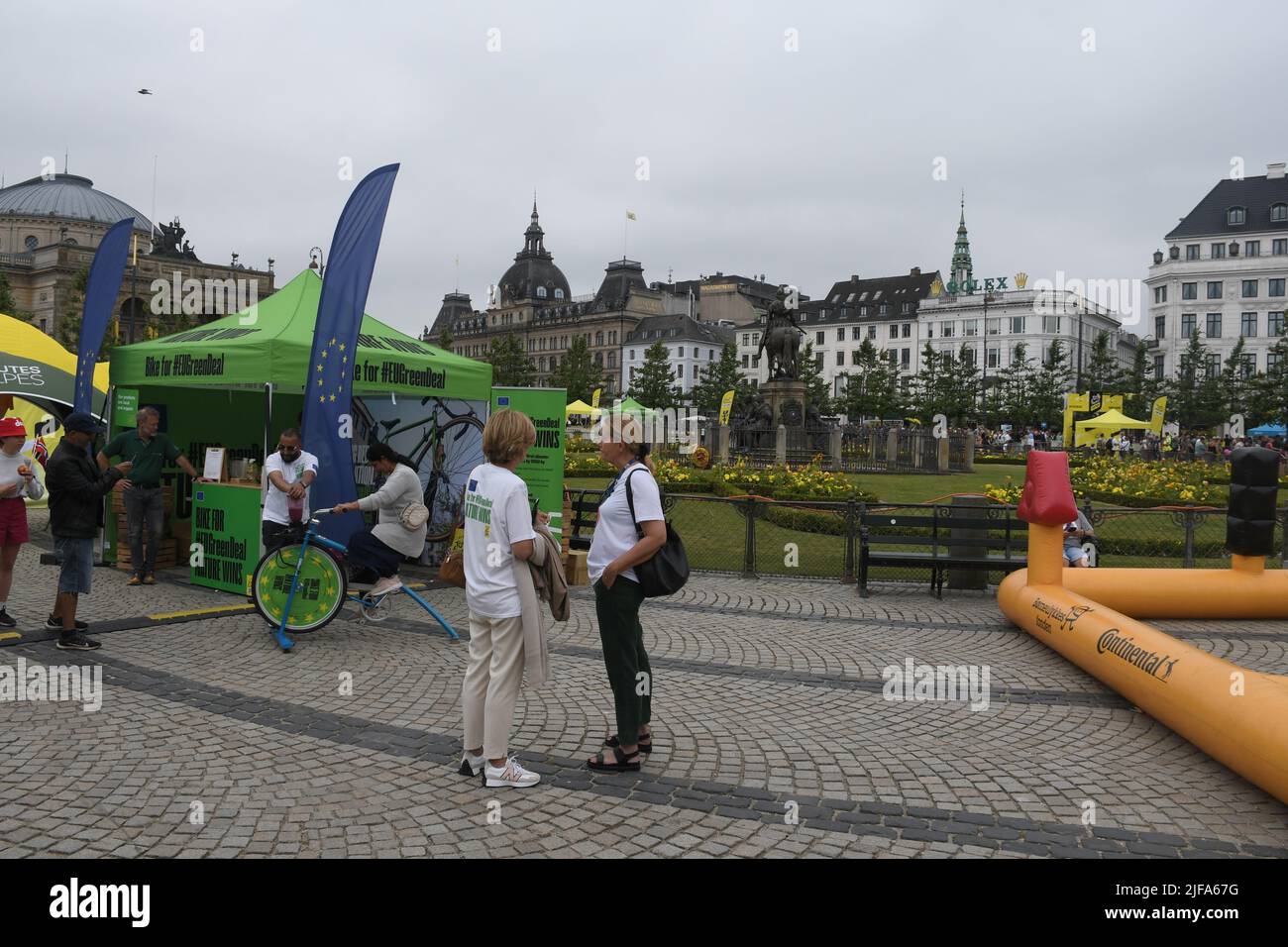 Kopenhagen /Dänemark/1..Juli 2022/Tour de France Fans getheer at Hojbro Essen und Trinken und Stroget Walk durch die dänische Hauptstadt Fans gether at kongen nystorv Square take place to See Tour de France Cycling Start in danish Capital today on 1 Jukly 2022...(Photo..Francis Dean/Dean Pictions. Stockfoto