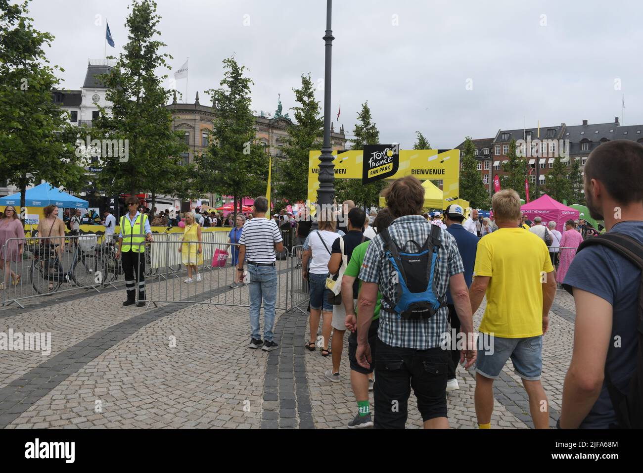 Kopenhagen /Dänemark/1..Juli 2022/Tour de France Fans getheer at Hojbro Essen und Trinken und Stroget Walk durch die dänische Hauptstadt Fans gether at kongen nystorv Square take place to See Tour de France Cycling Start in danish Capital today on 1 Jukly 2022...(Photo..Francis Dean/Dean Pictions. Stockfoto