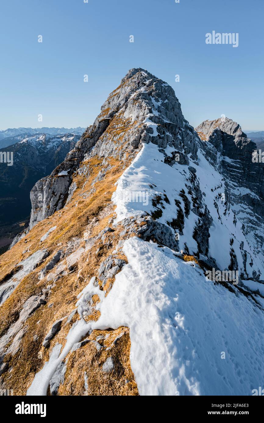 Gipfelgrat mit Erstschnee im Herbst, Wanderweg nach Guffert, Brandenberger Alpen, Tirol, Österreich Stockfoto