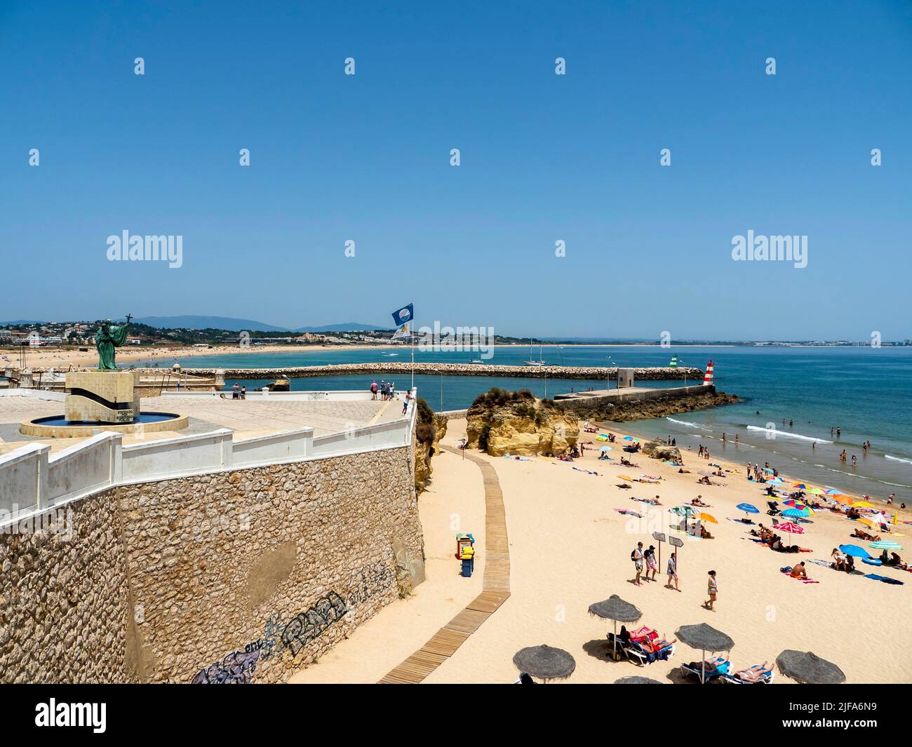 Stadtmauer und Strand Praia da Batata, Lagos, Algarve, Portugal Stockfoto
