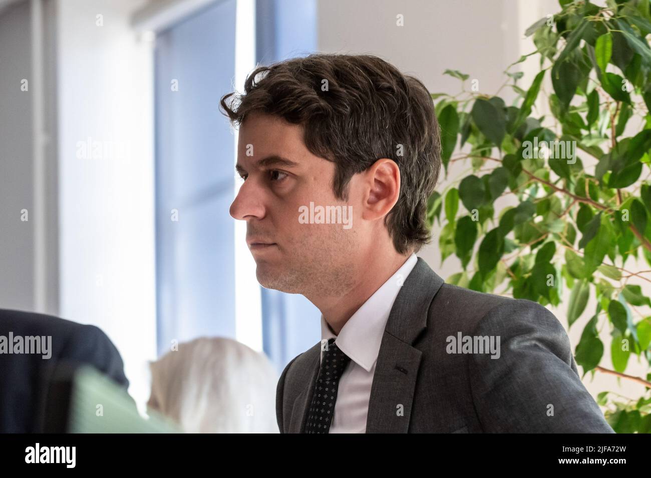 Toulon, Frankreich. 30.. Juni 2022. Gabriel Attal, der für den Haushalt zuständige französische Minister, wurde bei seinem Besuch in Toulon gesehen. Gabriel Attal (ehemaliger Regierungssprecher), zum Minister für den Haushalt der neuen Regierung unter der Leitung von Elisabeth Borne ernannt, besucht Toulon. Er kommt, um die Installation eines neuen Dienstes der öffentlichen Finanzen zu fördern, der den großen Unternehmen helfen soll, die Energie für ihre Produktion verbrauchen. Kredit: SOPA Images Limited/Alamy Live Nachrichten Stockfoto