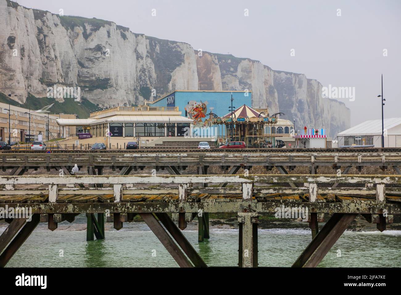 Küstendorf Le Treport an der Mündung der Bresle am Ärmelkanal mit Europas höchster Kalkklippe und Kasino seine-Maritime Stockfoto