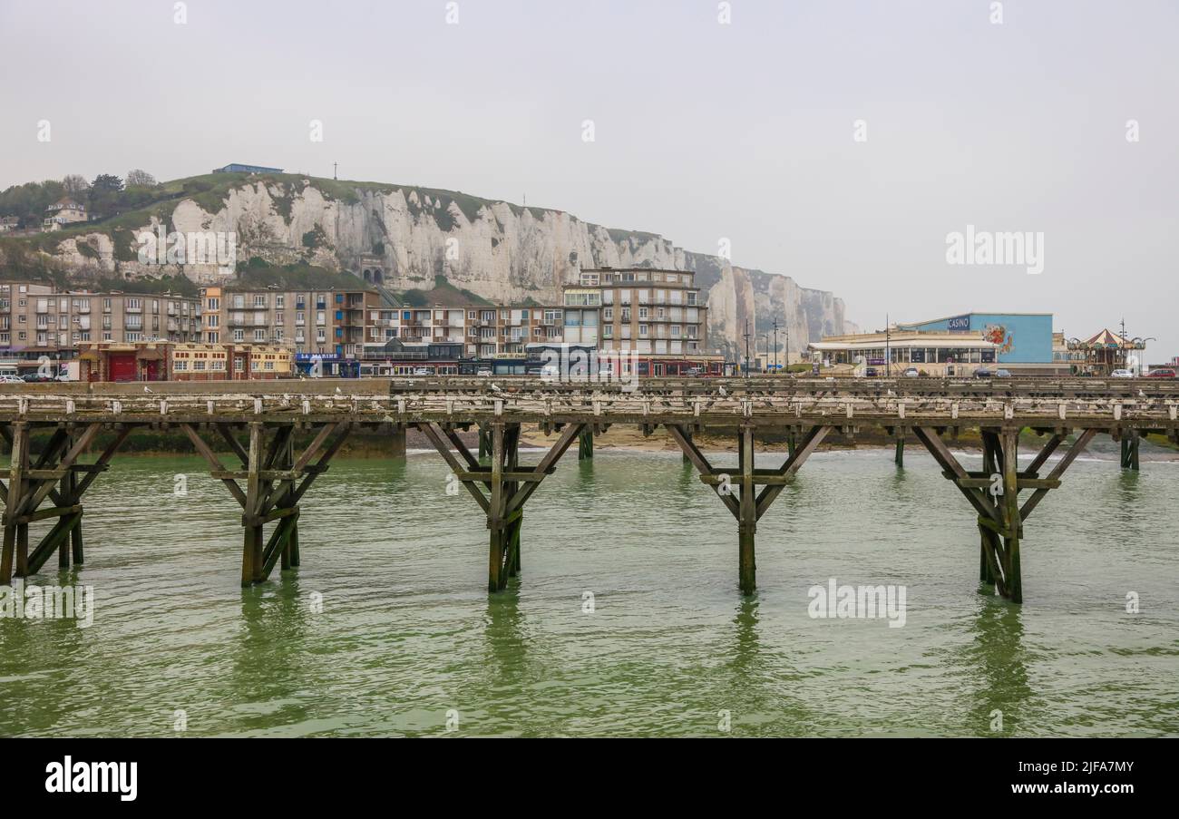 Küstendorf Le Treport an der Mündung der Bresle am Ärmelkanal mit Europas höchster Kalkklippe und Kasino seine-Maritime Stockfoto