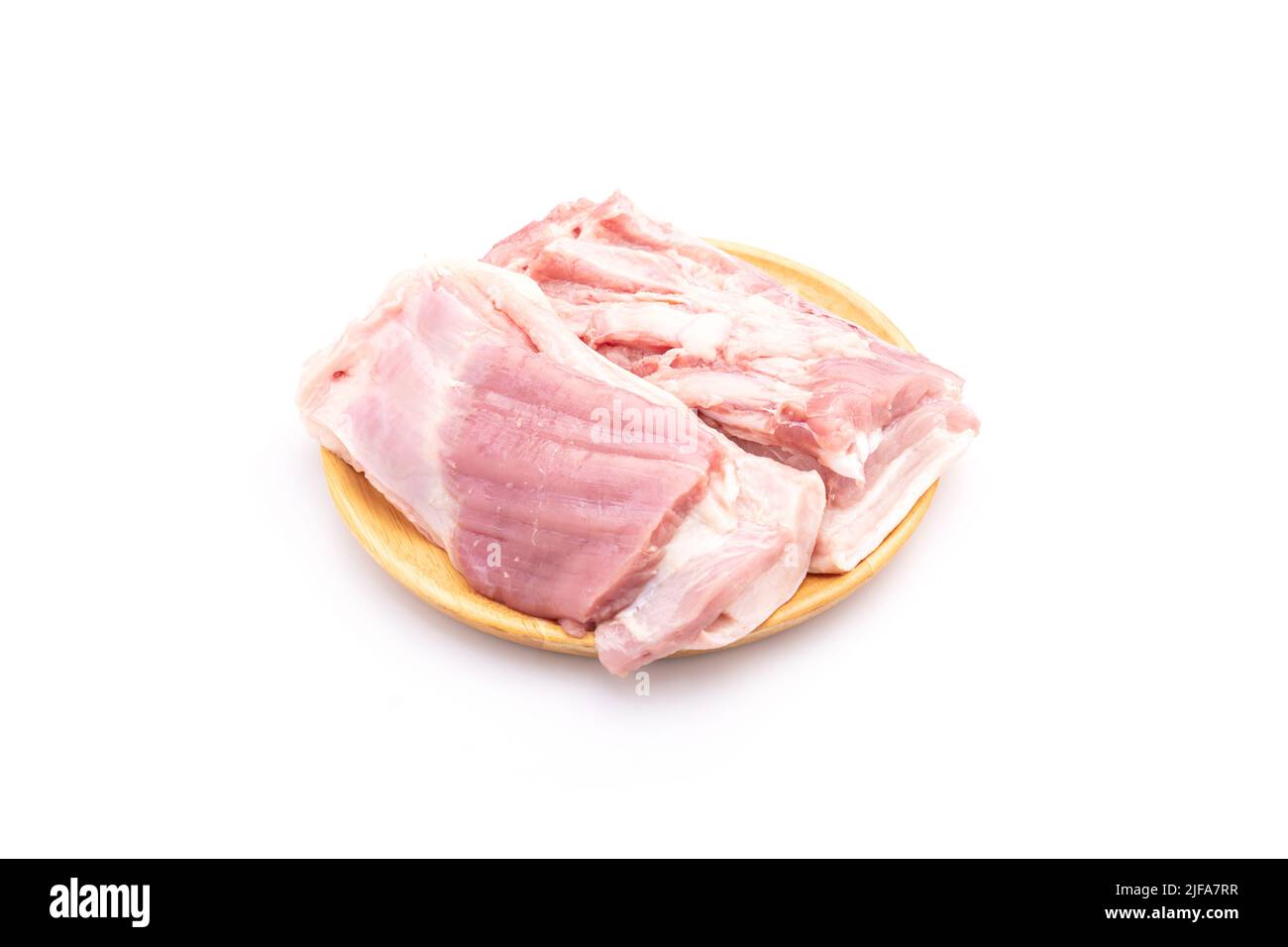 Nahaufnahme von rohem, streifendem Schweinefleisch auf einer Holzschale, die auf weißem Hintergrund isoliert ist. Lebensmittel- und Gesundheitskonzept Stockfoto