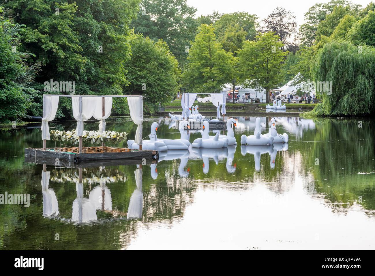 Landpartie Schloss Bueckeburg, Bekoration auf Kanal, Landpartie Schloss Bueckeburg, Schaumburger Land, Niedersachsen, Deutschland Stockfoto