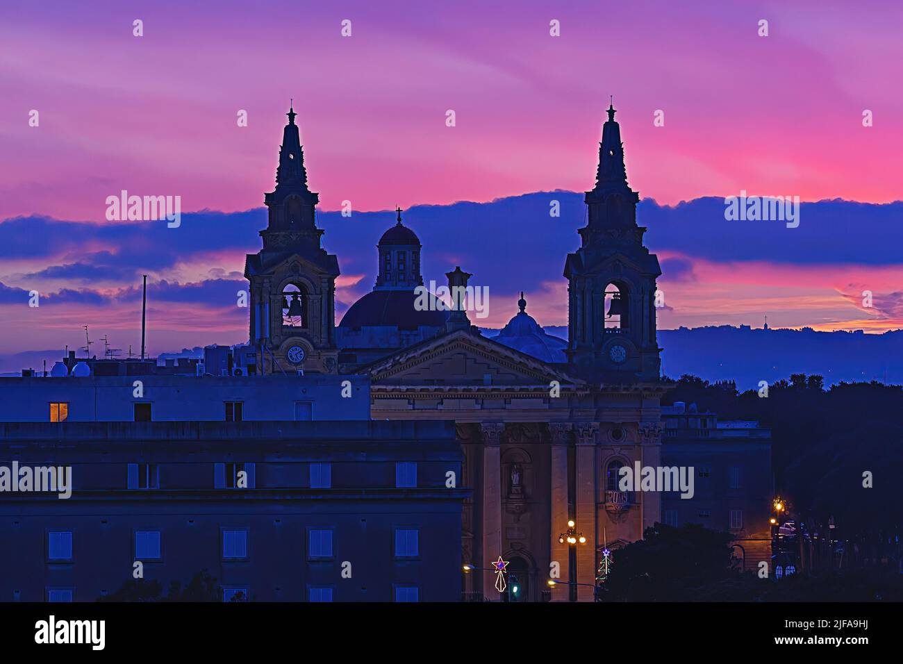 Blick auf die Fassade der Pfarrkirche St. Publius gegen den Sonnenuntergang in Floriana Stockfoto