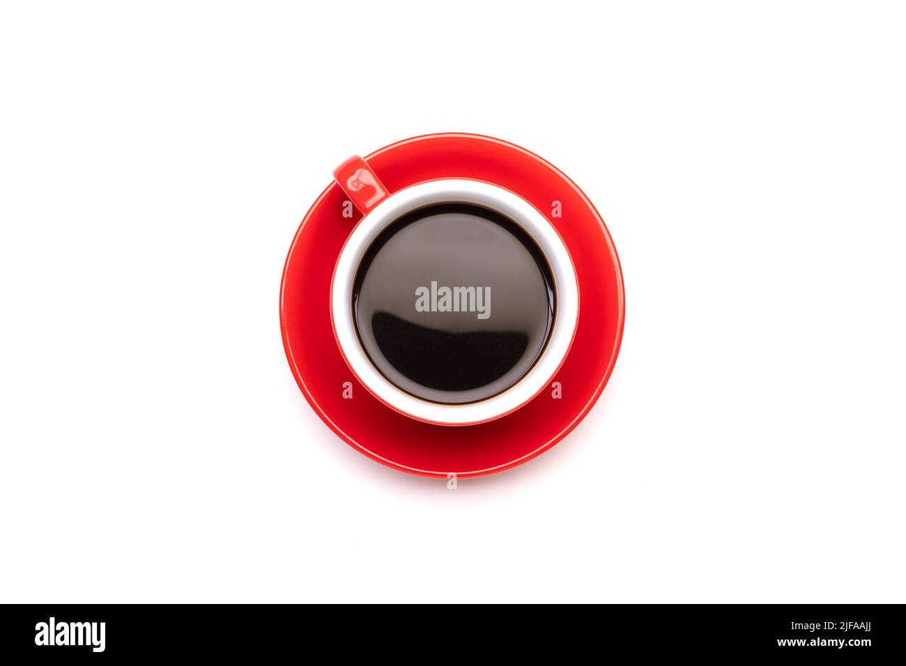Draufsicht schwarzer Kaffee oder Americano in roter Tasse isoliert auf weißem Hintergrund Stockfoto