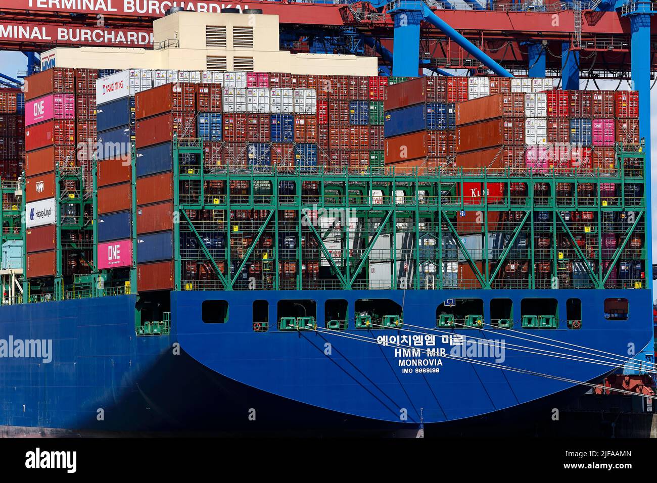 Containerverladung auf das Containerschiff HMM mir am Container Terminal Burchardkai m Hafen Hamburg, Hamburg, Deutschland Stockfoto