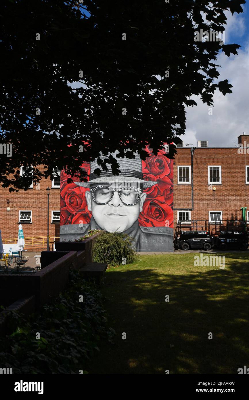 Watford, Großbritannien, 1.. Juli 2022, Sir Elton John Wandgemälde wurde heute enthüllt. Das Wandbild wurde von Murwalls im Vorfeld der Konzerte von Elton John in der Vicarage Road geschaffen. , Andrew Lalchan Photography/Alamy Live News Stockfoto