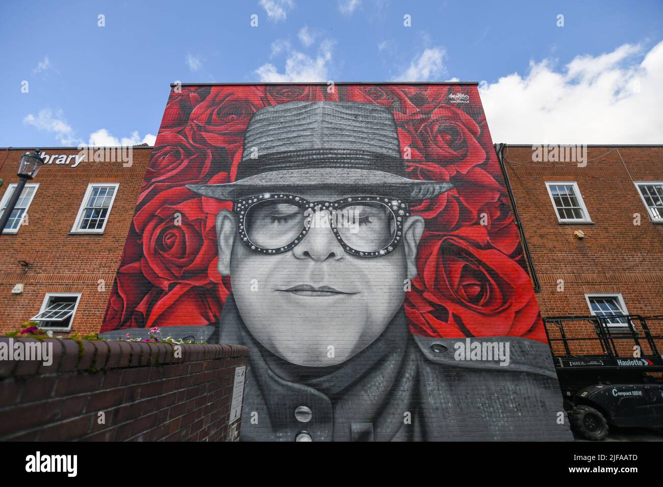 Watford, Großbritannien, 1.. Juli 2022, Sir Elton John Wandgemälde wurde heute enthüllt. Das Wandbild wurde von Murwalls im Vorfeld der Konzerte von Elton John in der Vicarage Road geschaffen. , Andrew Lalchan Photography/Alamy Live News Stockfoto