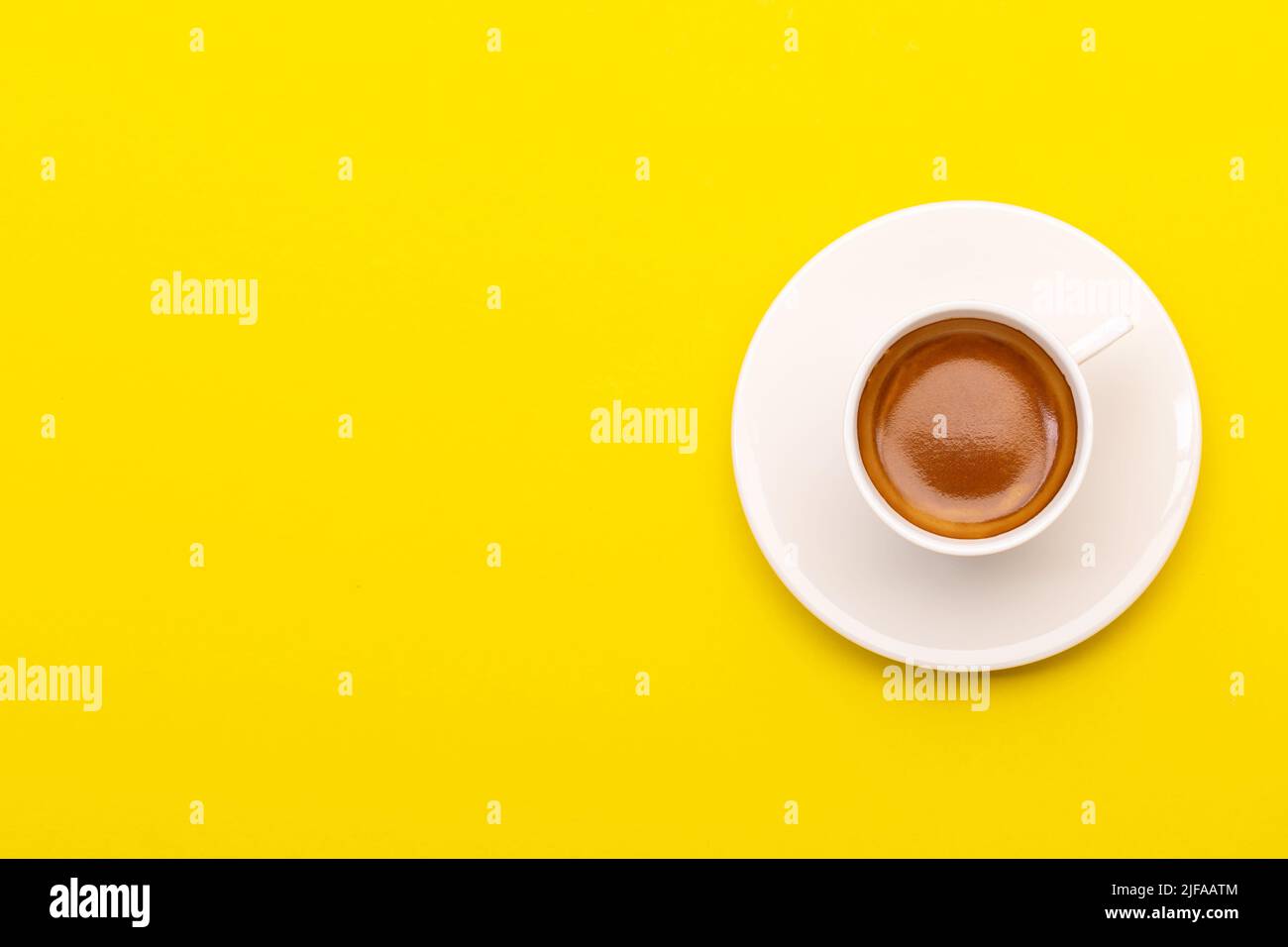 Draufsicht Espresso-Kaffee in weißer Tasse auf gelbem Hintergrund Stockfoto
