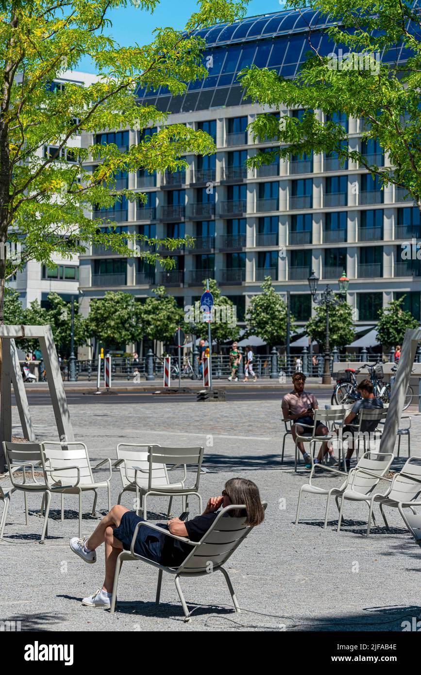 In der Mittagshitze der Stadt, beim Humboldt Forum in Berlin, Deutschland Stockfoto