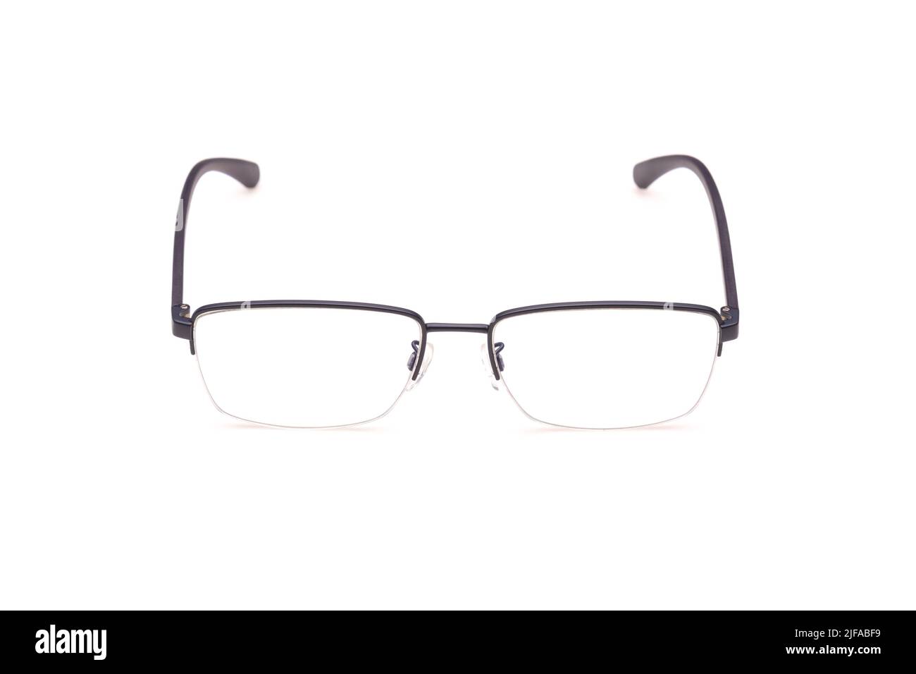 Neue Brillen mit schwarzem Rahmen und klarer Linse auf weißem Hintergrund isoliert Stockfoto