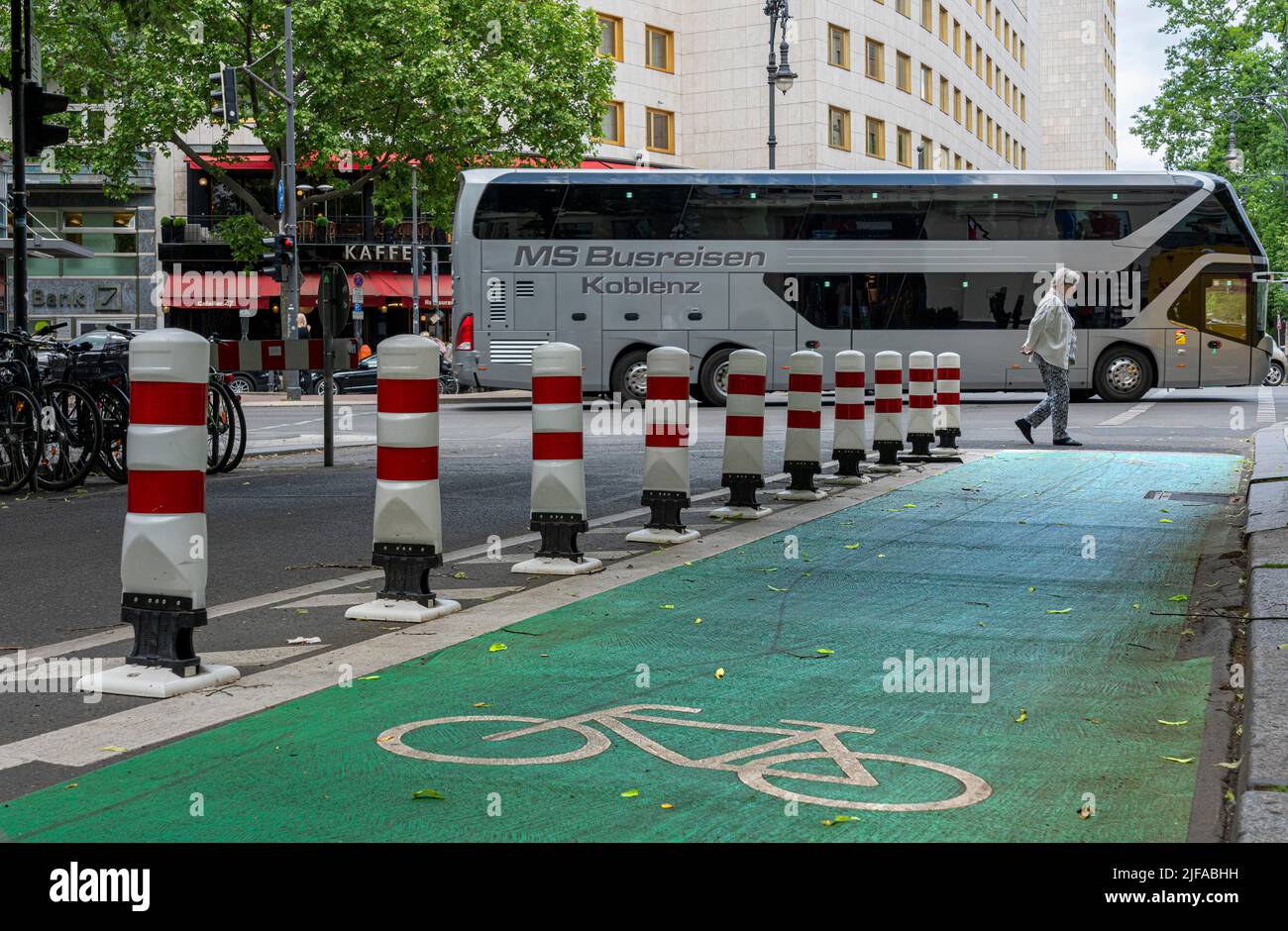 Fahrradweg mit grüner Markierung und Sicherheitsbohlen, Fasanenstraße, Kurfürstendamm, Berlin, Deutschland Stockfoto