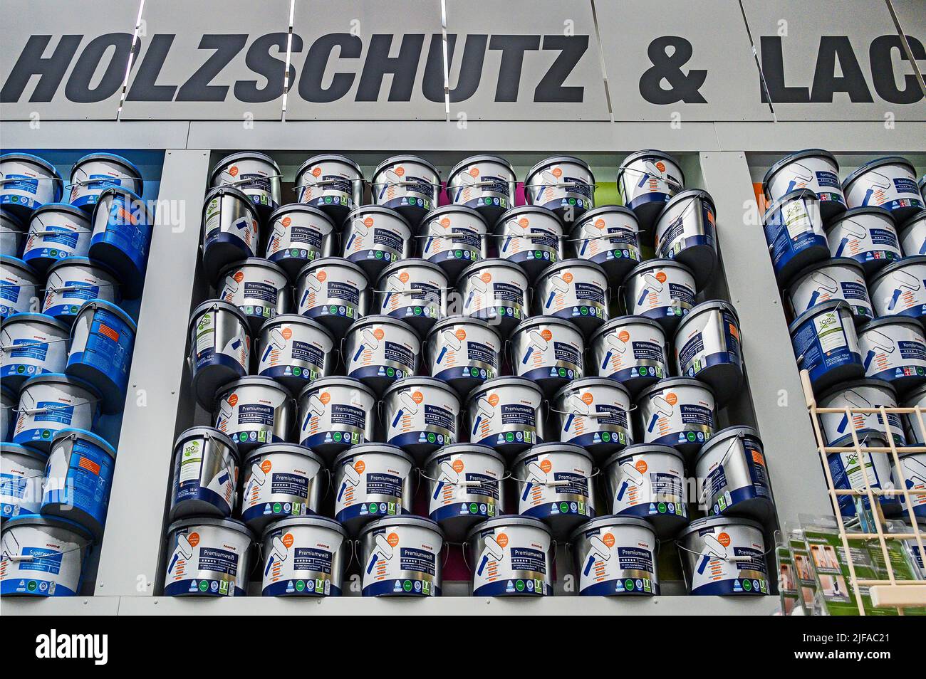 Gestapelte Farbeimer mit Premium-Weiß in einem Baumarkt, Kempten, Allgäu, Bayern, Deutschland Stockfoto