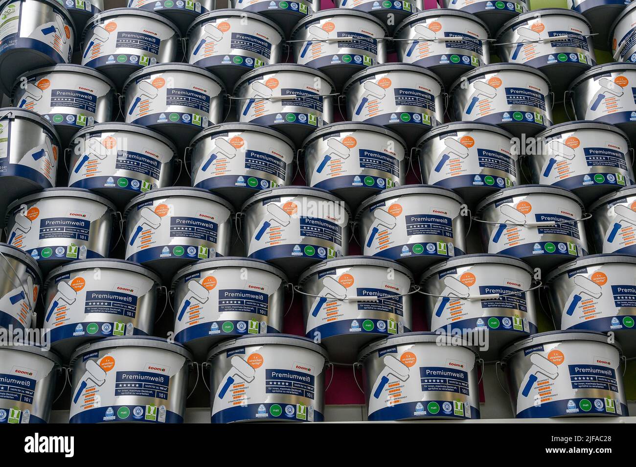 Gestapelte Farbeimer mit Premium-Weiß in einem Baumarkt, Kempten, Allgäu, Bayern, Deutschland Stockfoto