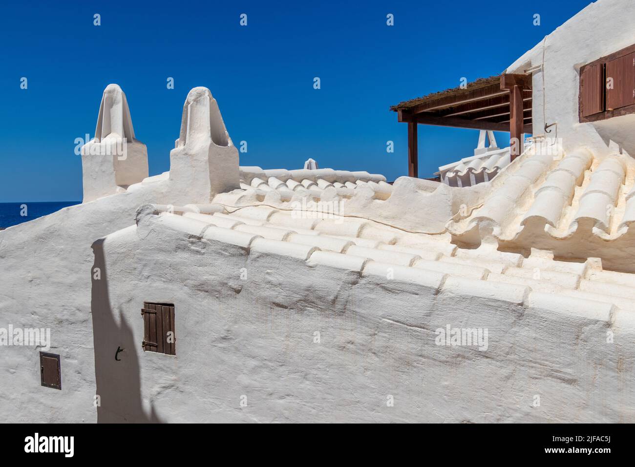 Menorca, Spanien - 23. Jun 2022: Gut erhaltene weiße Häuser der Altstadt Binibeca Stockfoto