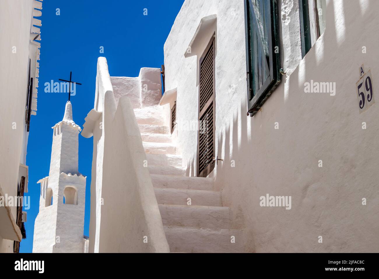 Menorca, Spanien - 23. Jun 2022: Gut erhaltene weiße Häuser der Altstadt Binibeca Stockfoto