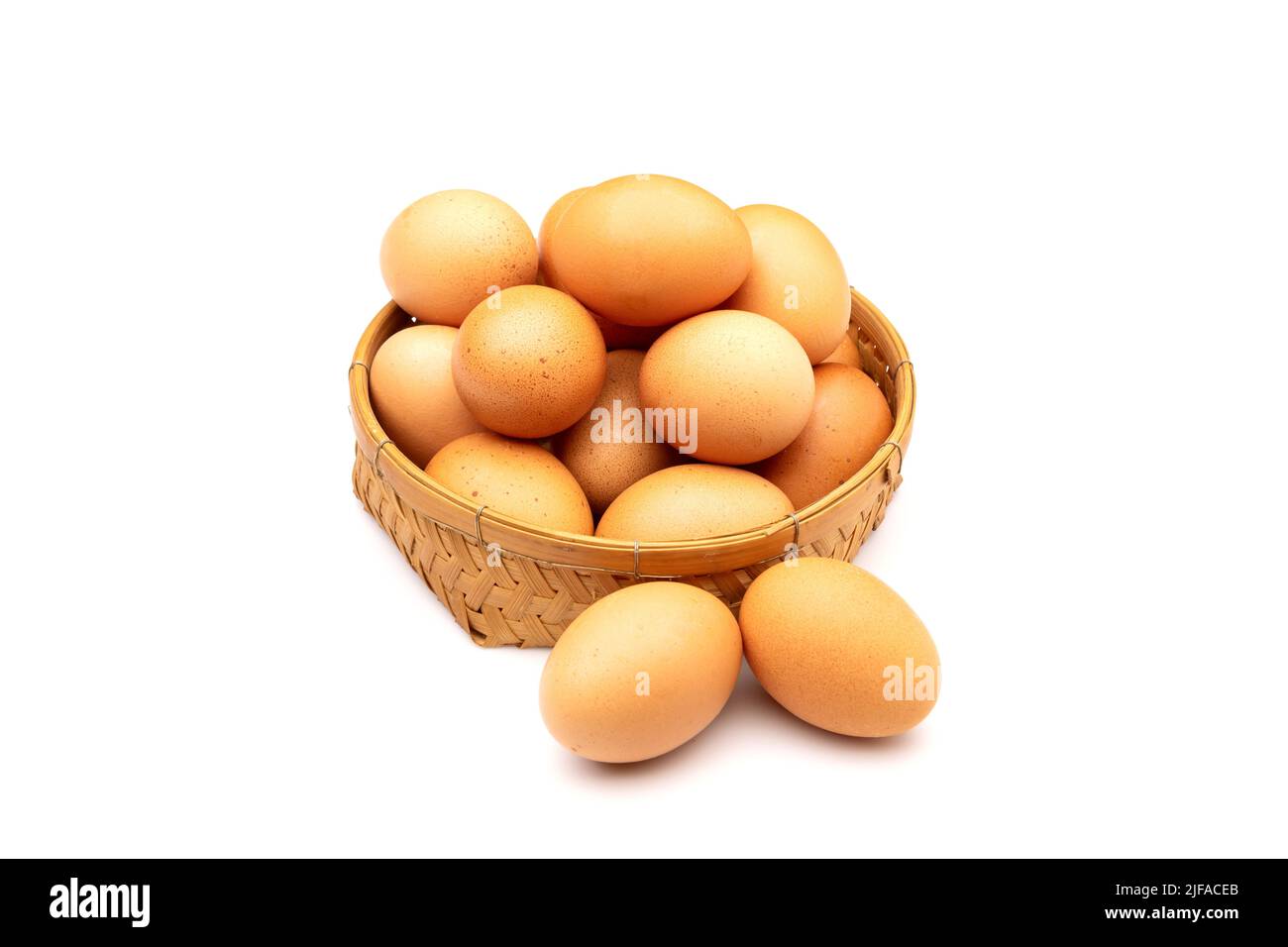 Hühnereier im Korb isoliert auf weißem Hintergrund Stockfoto
