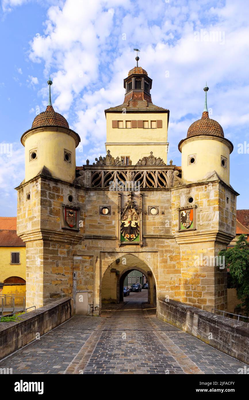 Ellinger Tor, Stadttor in warmer Morgensonne, erbauter Torturm aus dem 14.. Jahrhundert, Vorarbeiten und flankierende Türme um 1510, Obergeschoss aus dem 17.. Jahrhundert Stockfoto