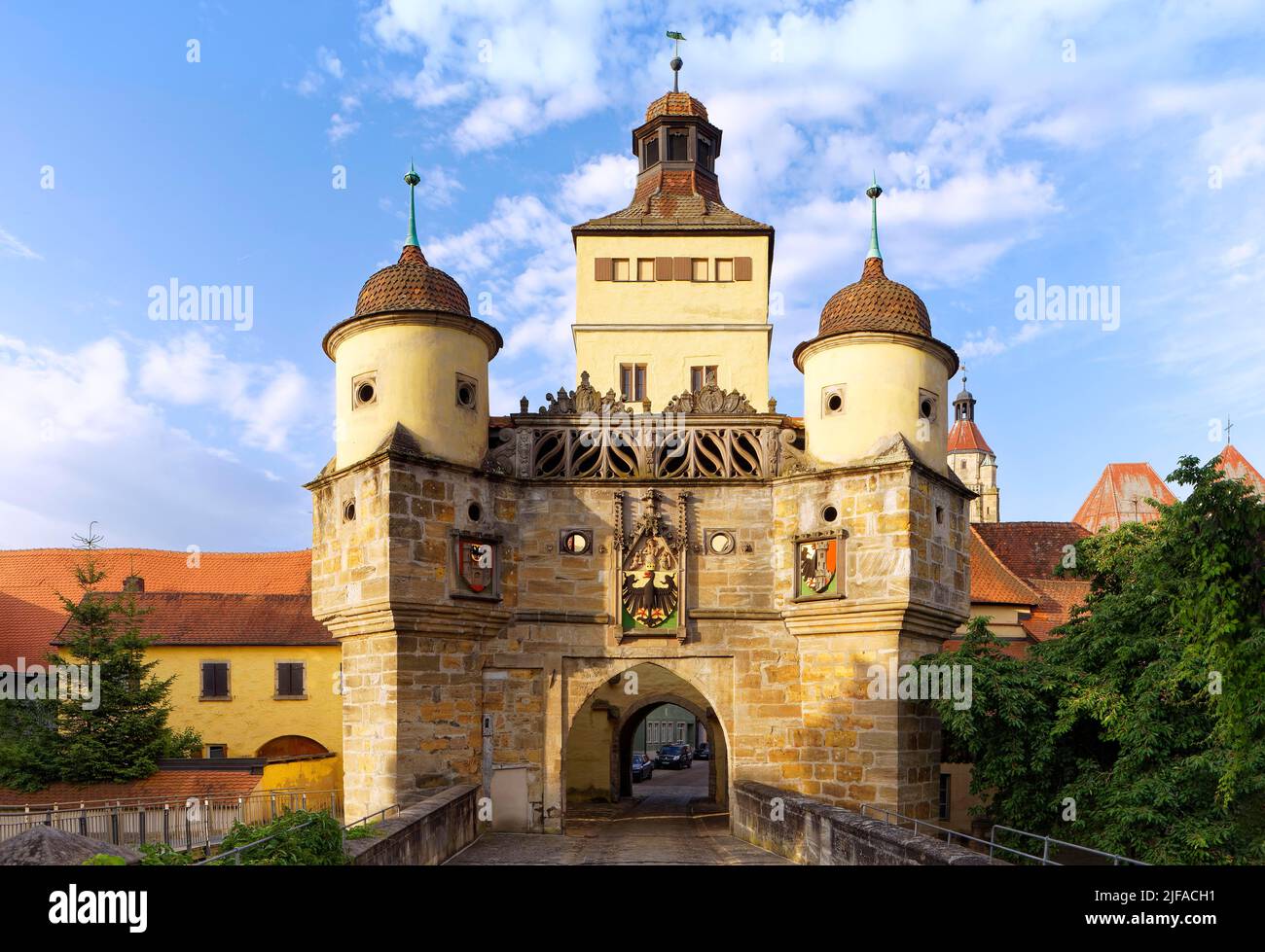 Ellinger Tor, Stadttor in warmer Morgensonne, erbauter Torturm aus dem 14.. Jahrhundert, Vorarbeiten und flankierende Türme um 1510, Obergeschoss aus dem 17.. Jahrhundert Stockfoto