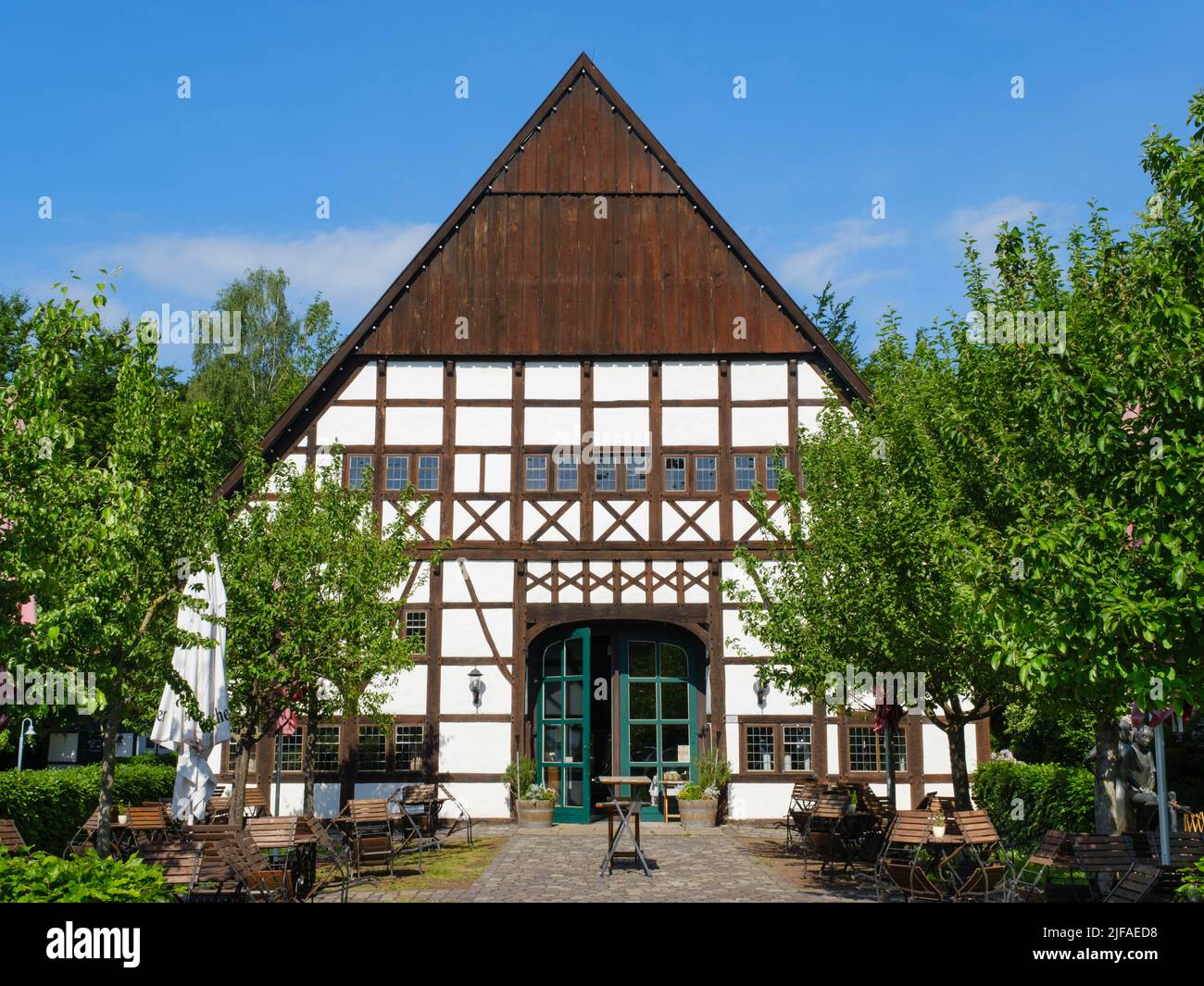 Hof Hueck, historisches Fachwerkhaus im Kurpark, Bad Sassendorf, Soester Boerde, Nordrhein-Westfalen, Deutschland Stockfoto