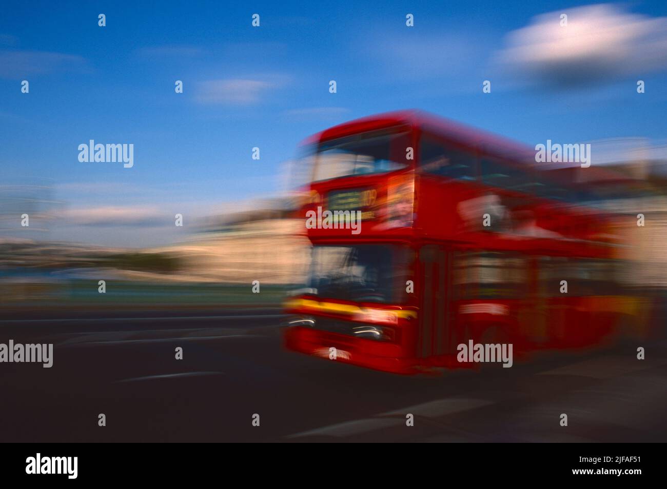 Ein Londoner Bus der Nummer 109 in Bewegung (um 1990s), London, Großbritannien. Stockfoto