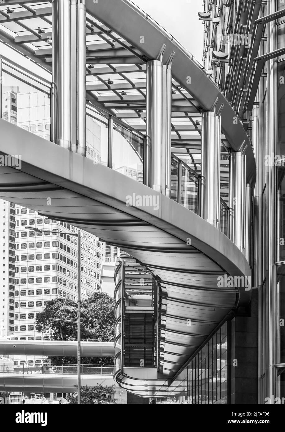 Ein geschwungener Gang aus Metall und Glas in Hongkong. Stockfoto
