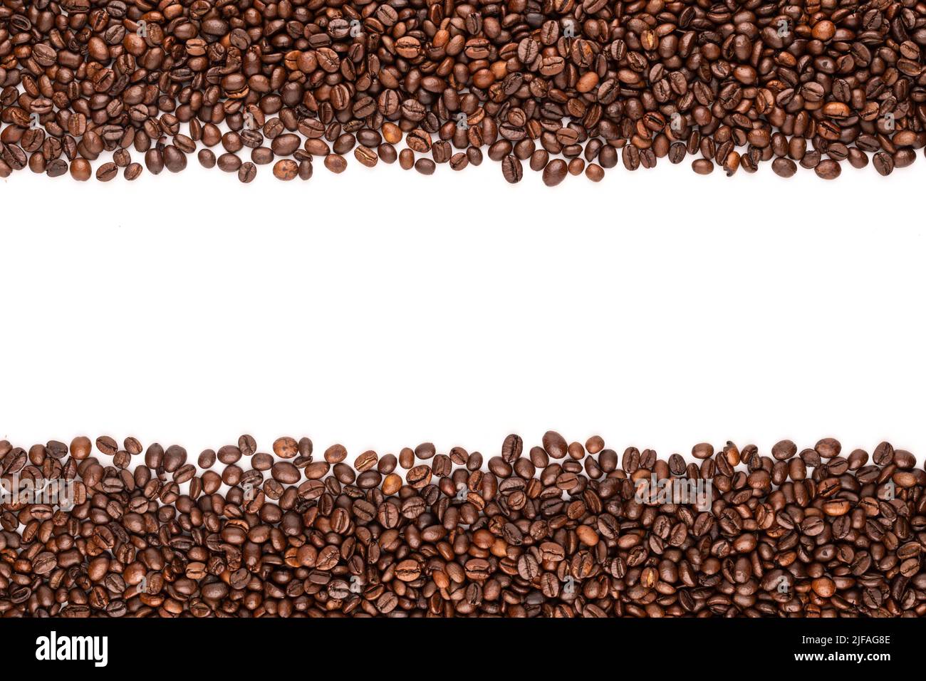 Geröstete Kaffeebohnen. Draufsicht braune Kaffeebohnen Textur isoliert auf weißem Hintergrund Stockfoto