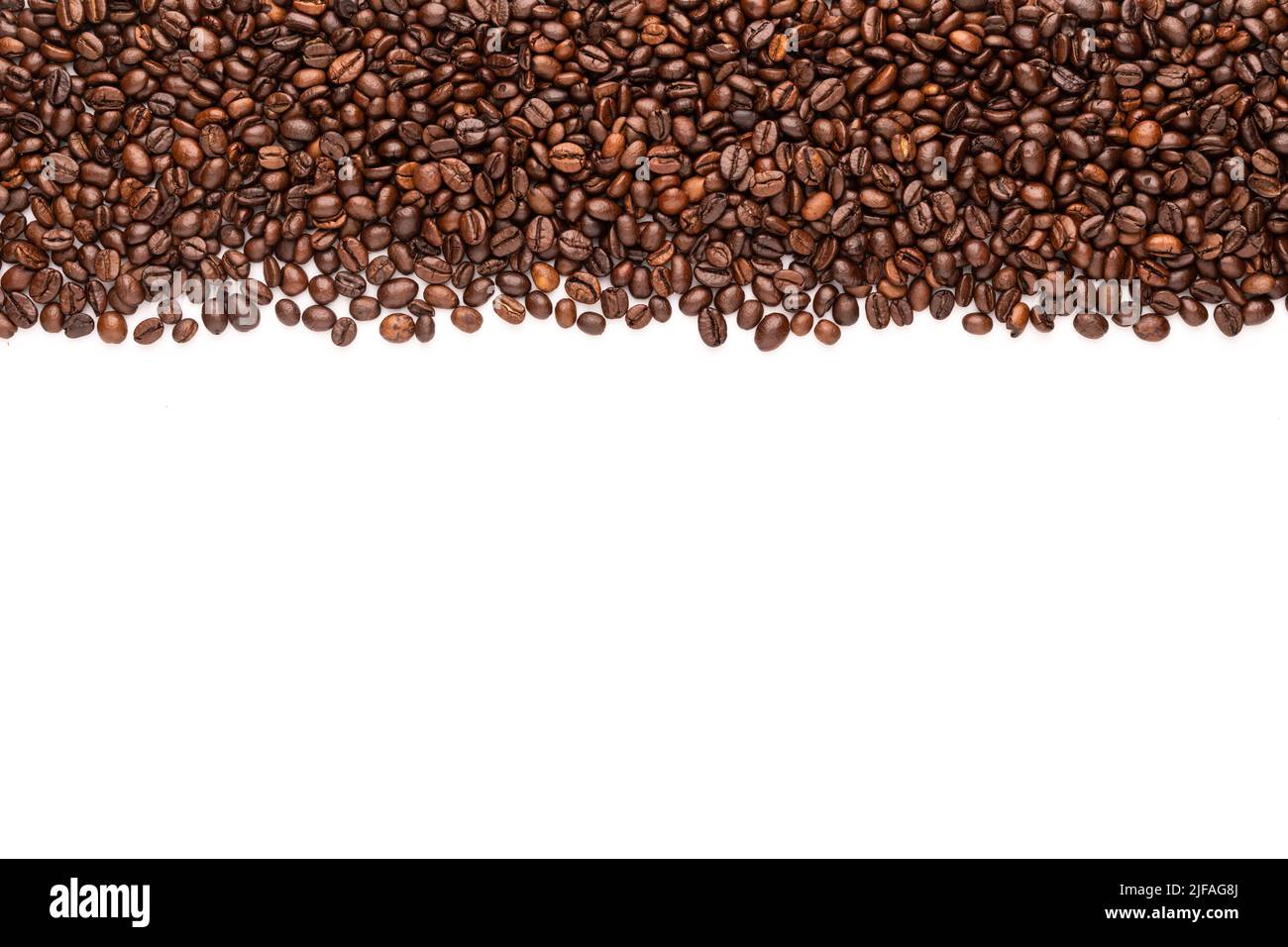 Geröstete Kaffeebohnen. Draufsicht braune Kaffeebohnen Textur isoliert auf weißem Hintergrund Stockfoto