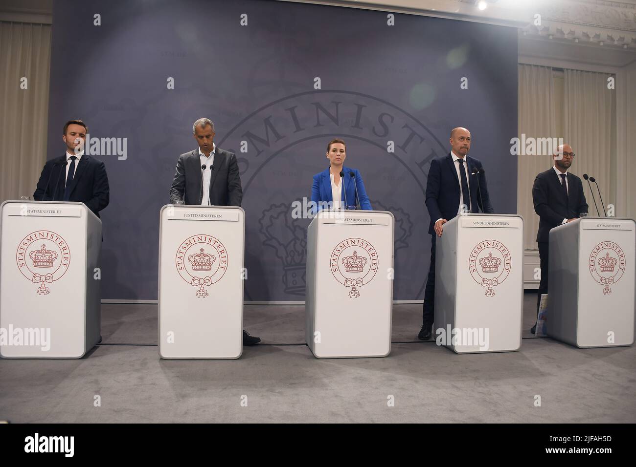 Kopenhagen /Dänemark/1.. Juli 2022/die Premierministerin von Denamrk, Frau Mette Frederiksen, hält eine gemeinsame Pressekonferenz mit der Ministerin für Lebensmittel und Landwirtschaft, der Ministerin für Wirtschaft und Handel, der Ministerin für Gesundheit, justizminister über den kritischen Bericht der nerzkommission bei der Tötung vieler Millionen Mink-Tiere während der Covid 19 Denmark govt wird sehen, wie die rolle der dänischen Zivildiener in Minkcase und jetzt bis zum dänischen parlament und für die Zukunft des kreitischen Berichts der Minkkomissonnions sehen, die minister veranstalten in der Spiegelhalle des PM-Büros in Christiansborg Kopenhagen Dänemark ein Pressekonfeenz. (Foto..F Stockfoto