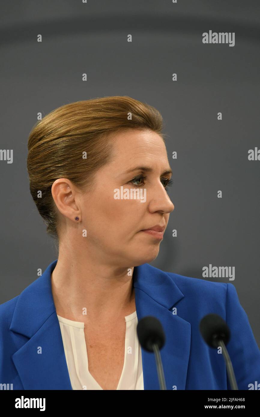 Kopenhagen /Dänemark/1.. Juli 2022/die Premierministerin von Denamrk, Frau Mette Frederiksen, hält eine gemeinsame Pressekonferenz mit der Ministerin für Lebensmittel und Landwirtschaft, der Ministerin für Wirtschaft und Handel, der Ministerin für Gesundheit, justizminister über den kritischen Bericht der nerzkommission bei der Tötung vieler Millionen Mink-Tiere während der Covid 19 Denmark govt wird sehen, wie die rolle der dänischen Zivildiener in Minkcase und jetzt bis zum dänischen parlament und für die Zukunft des kreitischen Berichts der Minkkomissonnions sehen, die minister veranstalten in der Spiegelhalle des PM-Büros in Christiansborg Kopenhagen Dänemark ein Pressekonfeenz. (Foto..F Stockfoto