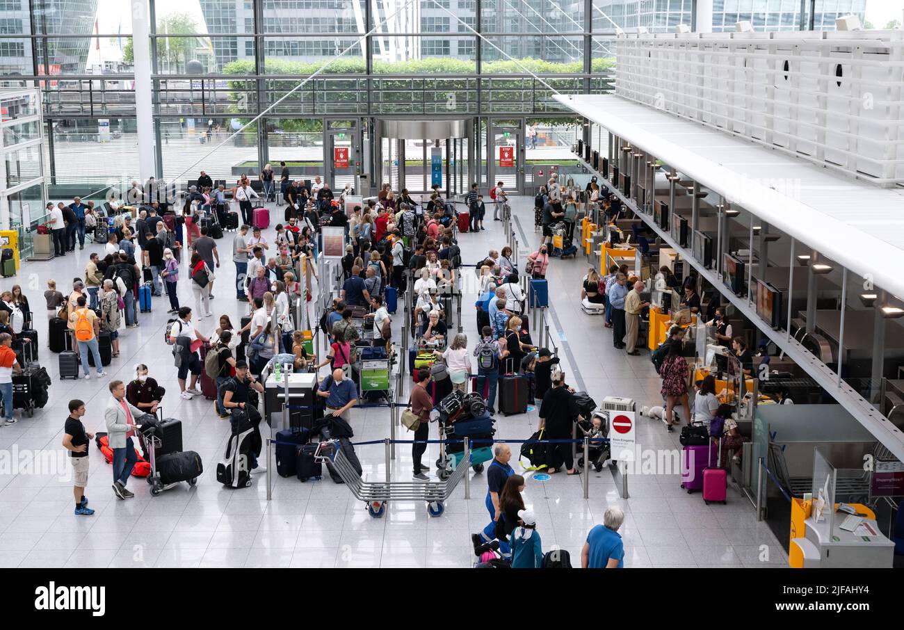 Viele Passagiere Am Flughafen München In Den Weihnachtsferien www.alamy.de