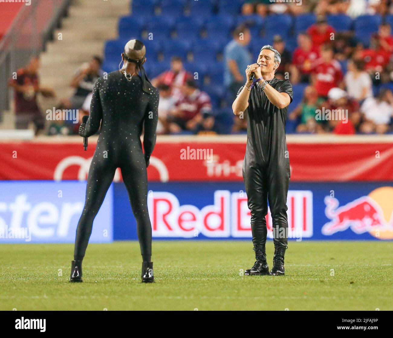 30. Juni 2022: Die Gruppe Oneupduo tritt in der Halbzeit während eines MLS-Spiels zwischen dem Atlanta United FC und den New York Red Bulls in der Red Bull Arena in Harrison, NJ, auf. New York besiegte Atlanta 2-1. Mike Langish/Cal Sport Media. Stockfoto