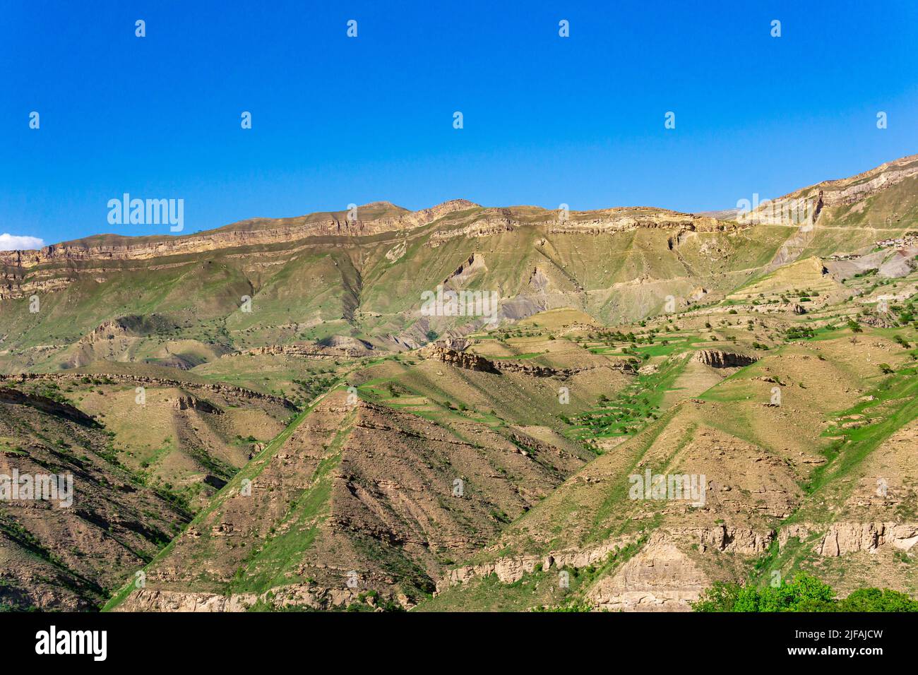 Berglandschaft mit einer riesigen geologischen Verwerfung, einer Schlucht mit Klippen, Geröll und alluvialen Ventilatoren Stockfoto